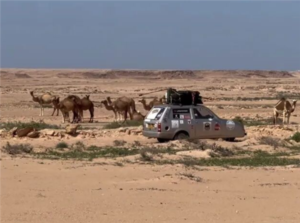 没空调一路修车还差点被空袭送走 两男子开三蹦子成功穿越非洲！