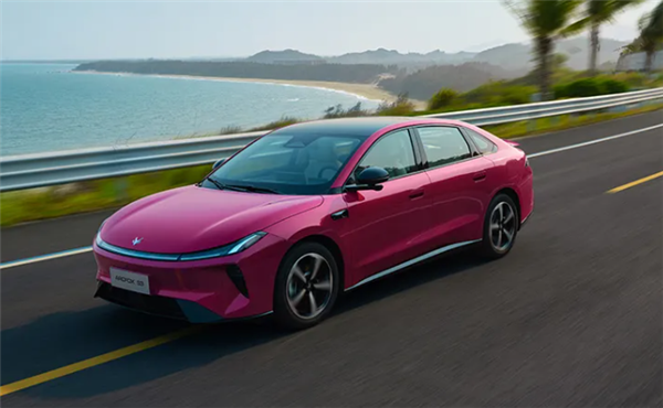 大空间越级纯电家轿！北汽极狐S3开启预售： 6.48万元起