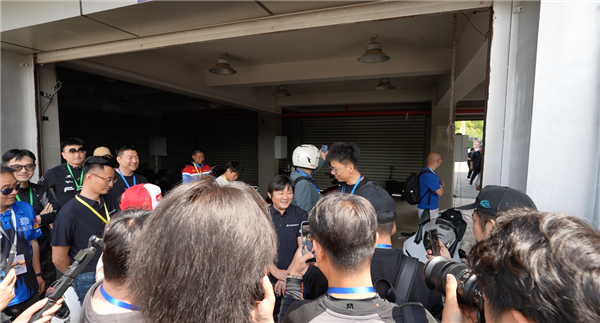 张雪现身上海：摩友追捧热度不减 张雪机车月产能6月突破1万台