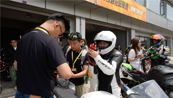 张雪现身上海：摩友追捧热度不减 张雪机车月产能6月突破1万台