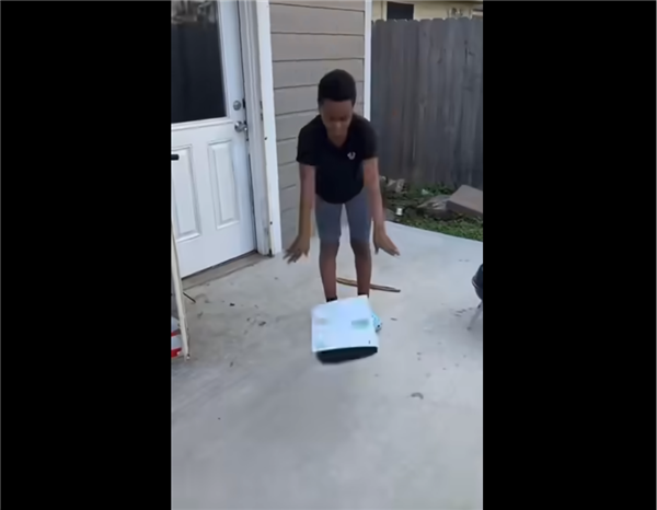 母亲强逼儿子砸烂PS5主机！因虐待猫咪遭严厉惩处