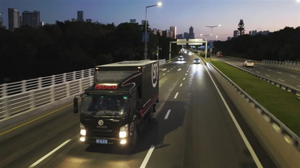 顺丰完成华为Pura X Max首单派送：专属防护包装 专车专人配送