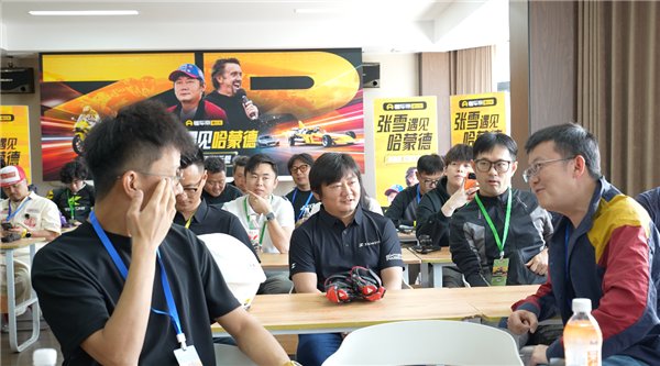 张雪现身上海：摩友追捧热度不减 张雪机车月产能6月突破1万台