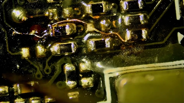 拿价值3.5万的RTX 5090练手烧穿PCB：靠一根飞线救活！维修师劝言别再动它了