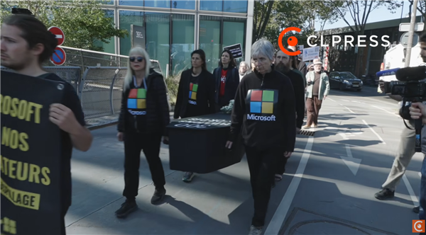 法国人给Windows 10办了一场葬礼：抬着棺材上街抗议微软！