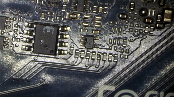 NVIDIA悄悄删了一颗芯片！RTX 4090公版PCB改版时隔三年首度曝光