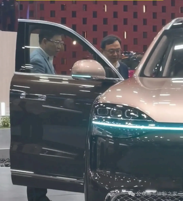 比亚迪王传福打卡问界展台！余承东亲自讲解全新一代M9：曾称让所有中国厂商都追不上