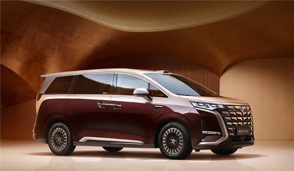 纯电续航800公里 9分钟充饱！第二代腾势D9一图看懂