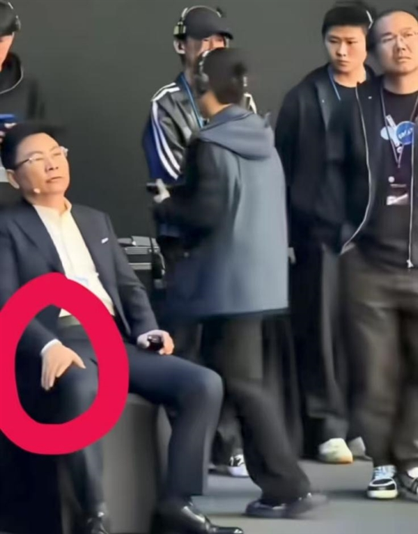 发布会坐姿被质疑耍大牌 张雪力挺余承东：他很男人