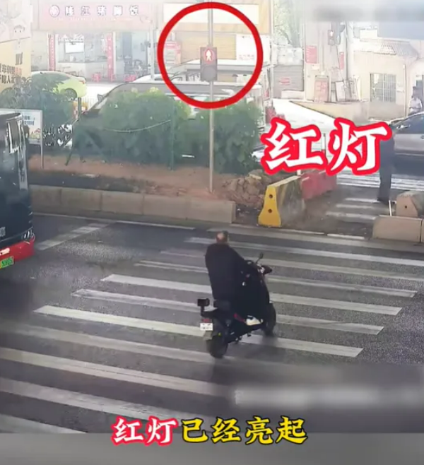 男子骑电鸡被小车撞飞 多处骨折还要负全责！