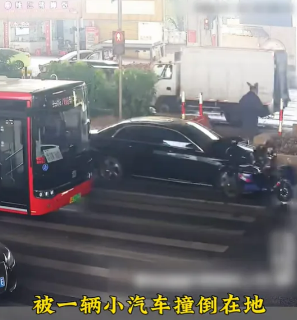 男子骑电鸡被小车撞飞 多处骨折还要负全责！