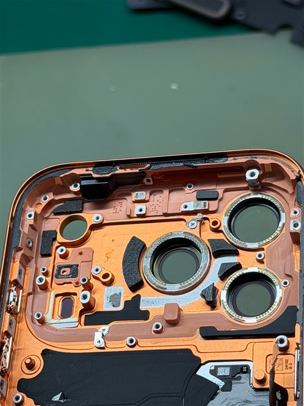 iPhone 17 Pro Max 边框特写