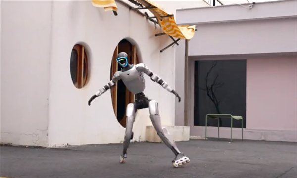 宇树人形机器人展示轮滑、滑冰表演