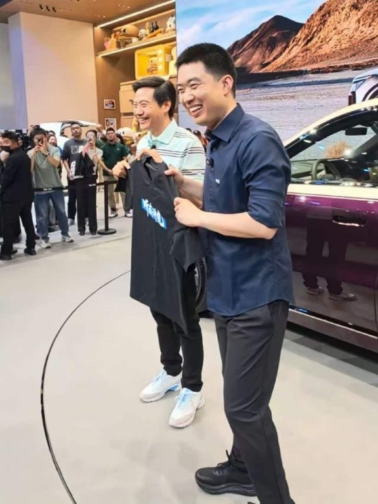 不光给李想送T恤！雷军也为何小鹏送了专属T恤  温情一句勾起老歌回忆杀