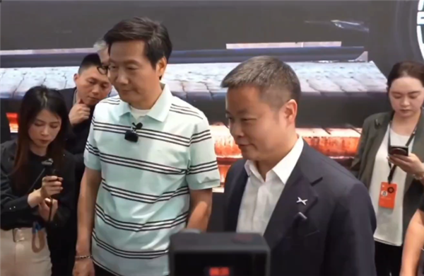 雷军到访小鹏汽车展区体验新车 与何小鹏合影留念