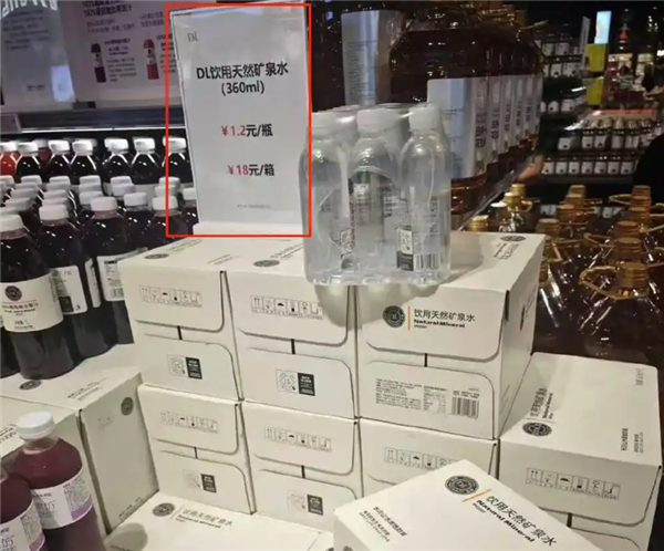 胖东来18元/箱矿泉水遭哄抢：顾客直接堆满购物车 8到10箱是标配
