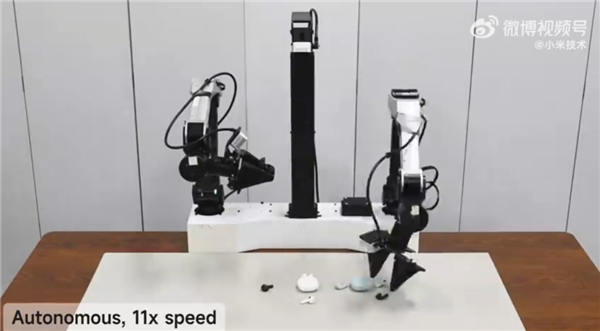 小米机器人模型Xiaomi-Robotics-0演示耳机收纳