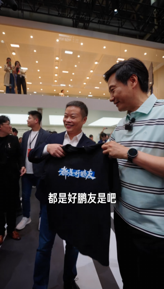 雷军北京车展送同行文化衫爆火 小米回应：暂不公开发售