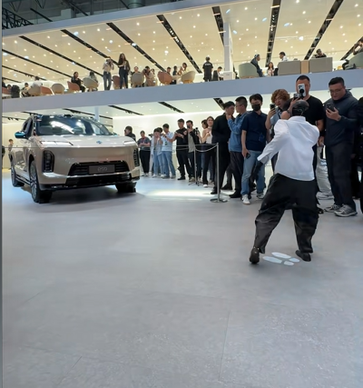 蔚来ES9联动机器人斗舞互秀 外国友人围观上头直接下场对决