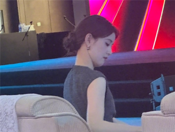 章泽天现身北京气场全开 干练职业套装亮相 大方登台发表演讲