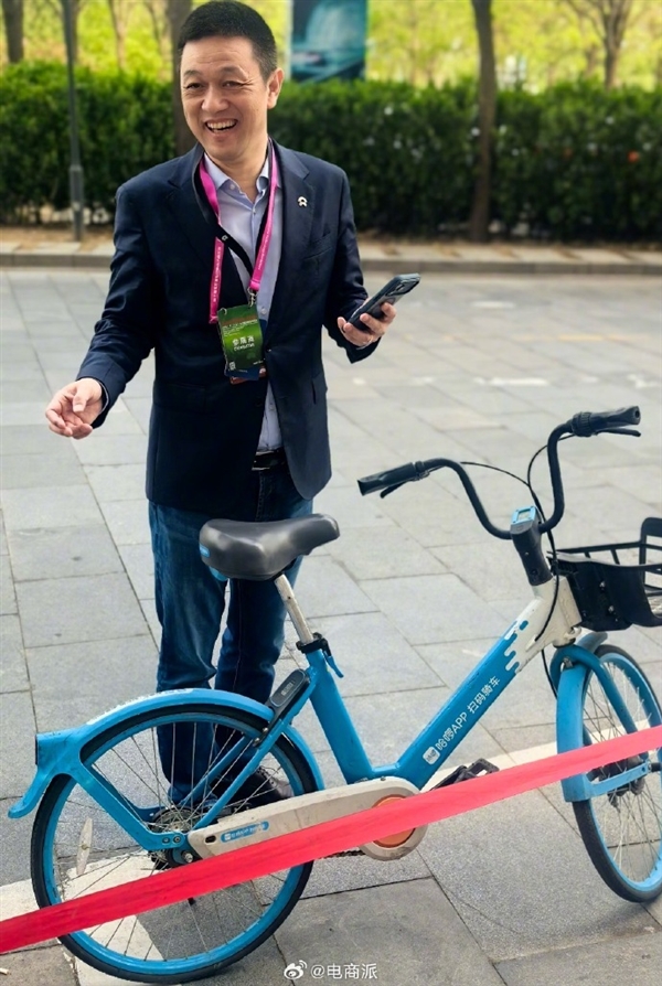 蔚来CEO李斌骑共享单车赶车展 街头大方和路人合影