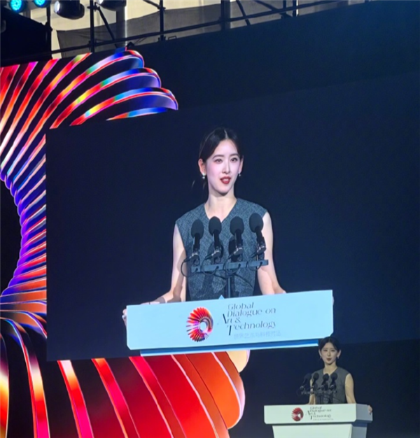 章泽天现身北京气场全开 干练职业套装亮相 大方登台发表演讲