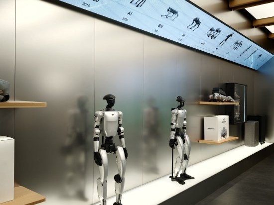宇树科技首家直营店开业 人形机器人售价最高超10万 高管：目前没折扣 价格亲民