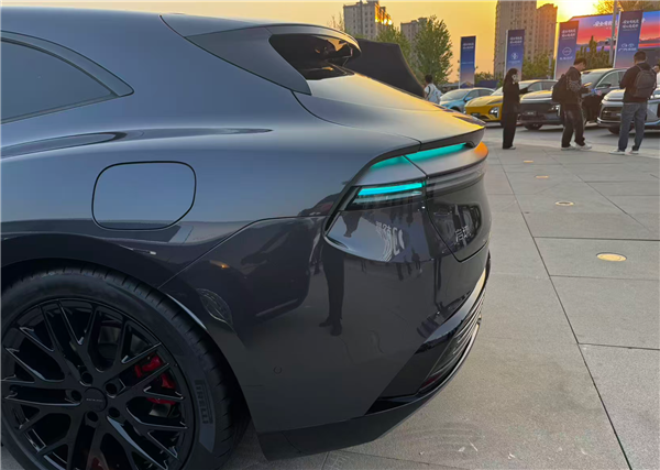 华为全家桶上车！启境GT7实车亮相：2.98秒破百的新一代智能猎装车