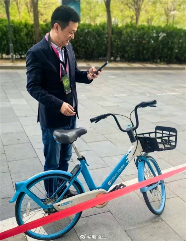 蔚来CEO李斌骑共享单车赶车展 街头大方和路人合影