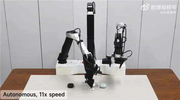 小米机器人模型Xiaomi-Robotics-0演示耳机收纳