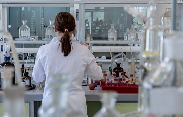 中国团队研发光催化技术：实现聚酯塑料和二氧化硫变废为宝