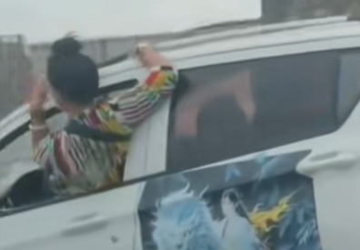 女子开车半个身子探出窗外吓坏旁车！交警回应称该女子存精神异常