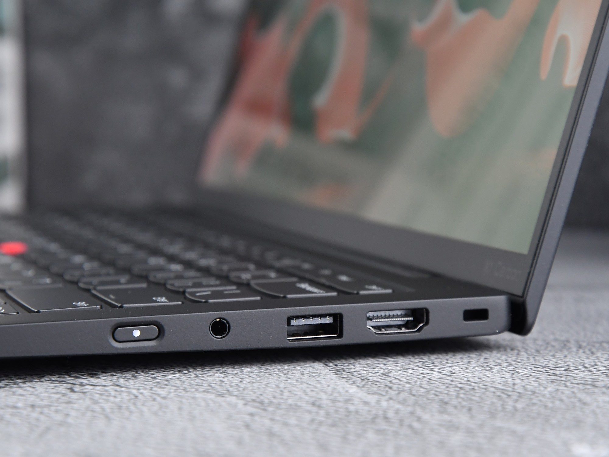 ThinkPad X1 Carbon Aura AI元启版HDMI与USB-A接口