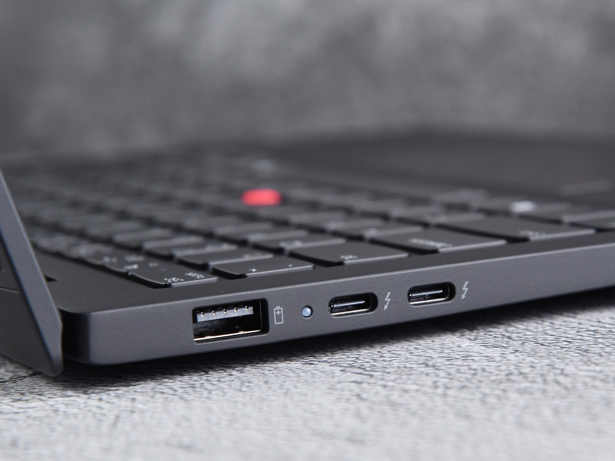 ThinkPad X1 Carbon Aura AI元启版雷电4与USB-A接口