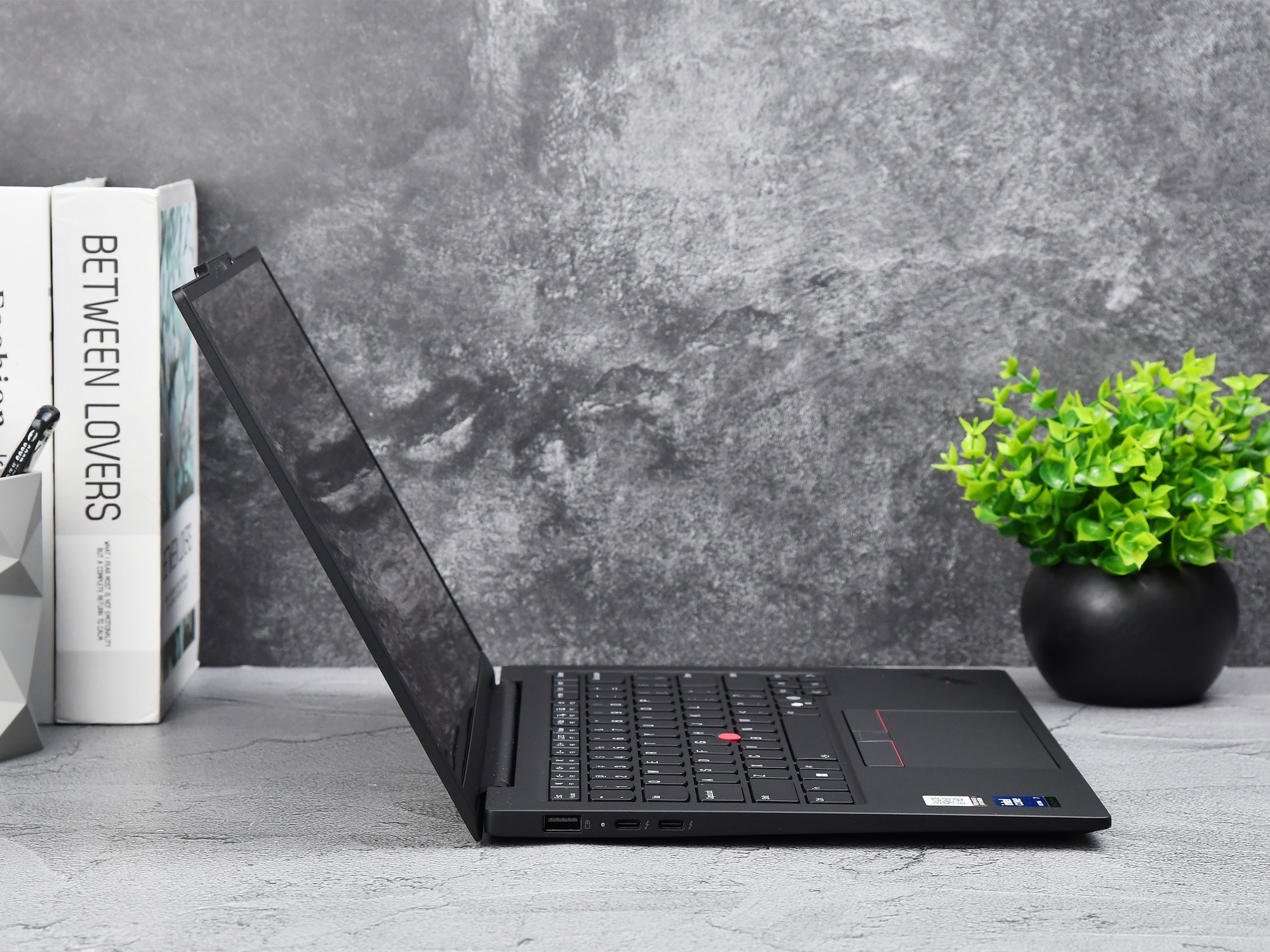ThinkPad X1 Carbon Aura AI 元启版铰链设计