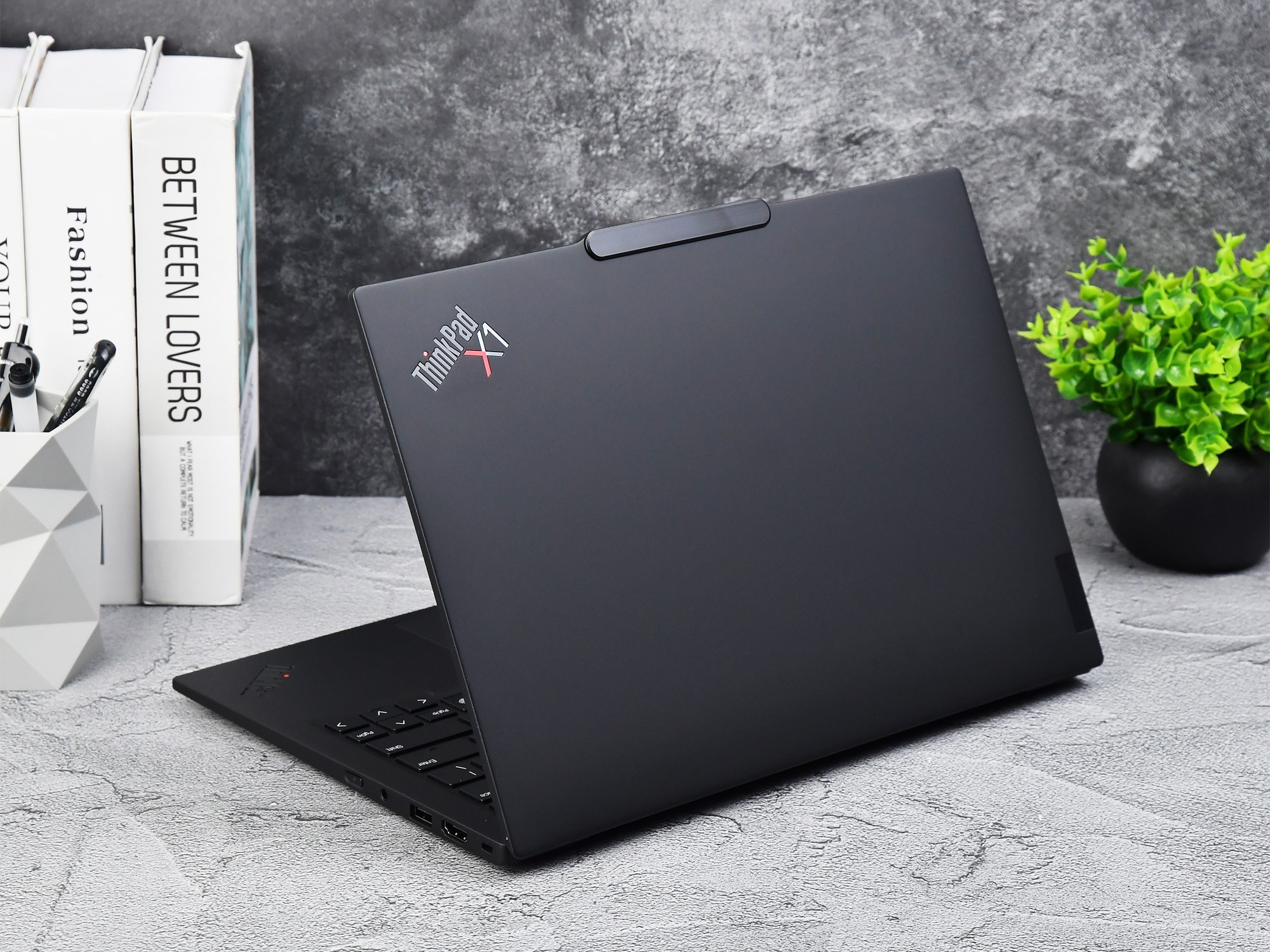 ThinkPad X1 Carbon Aura AI 元启版外观