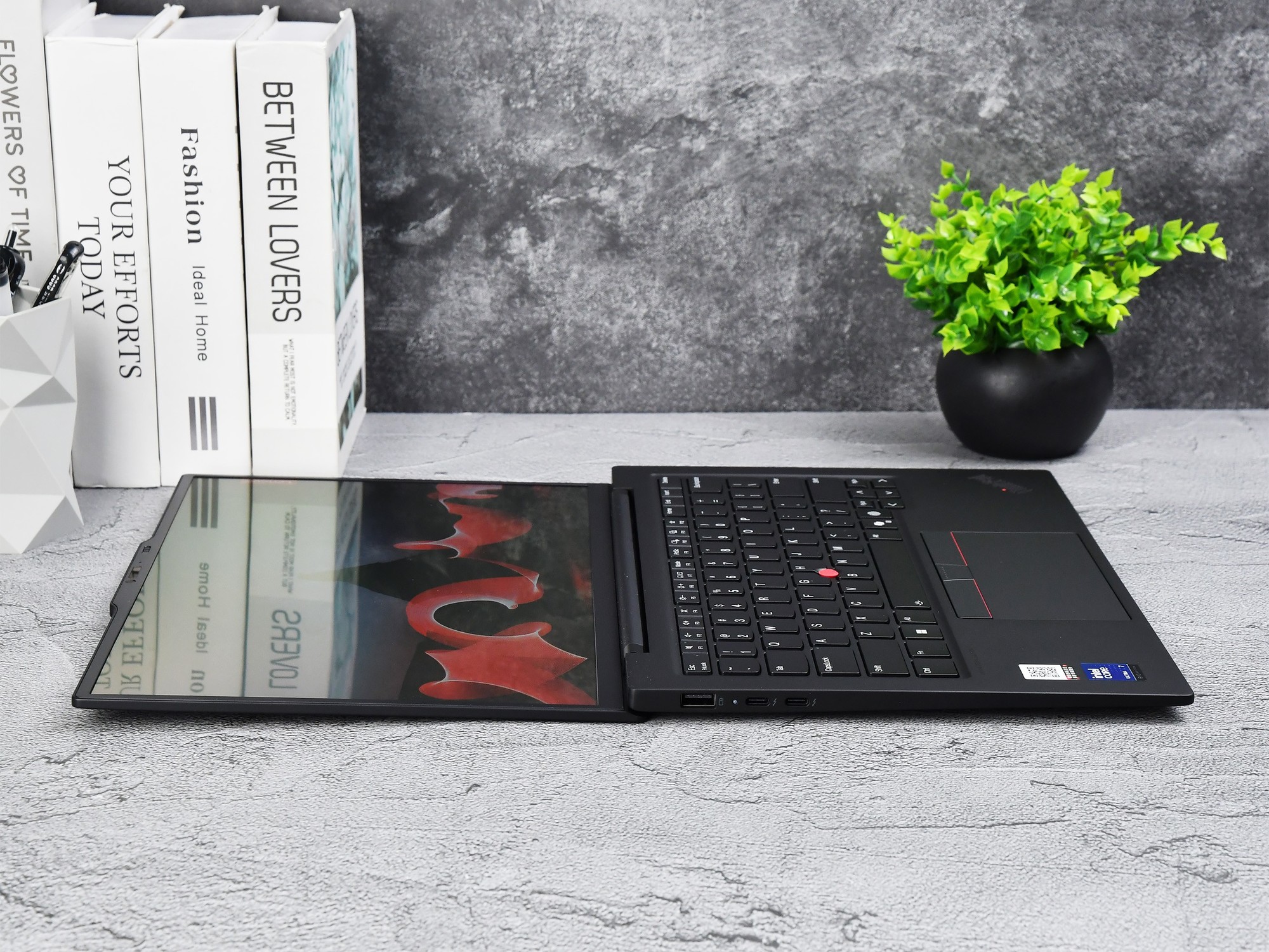 ThinkPad X1 Carbon Aura AI元启版机身右侧接口