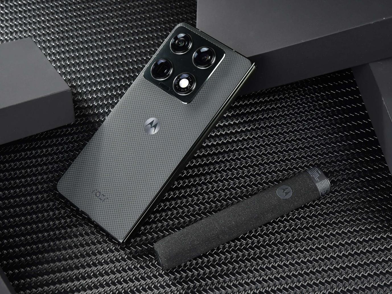 联想 moto razr fold 轻薄设计