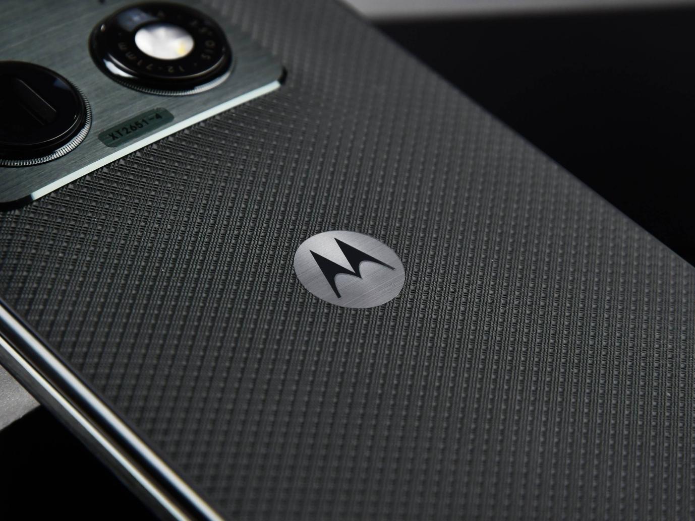 联想 moto razr fold 手机侧面