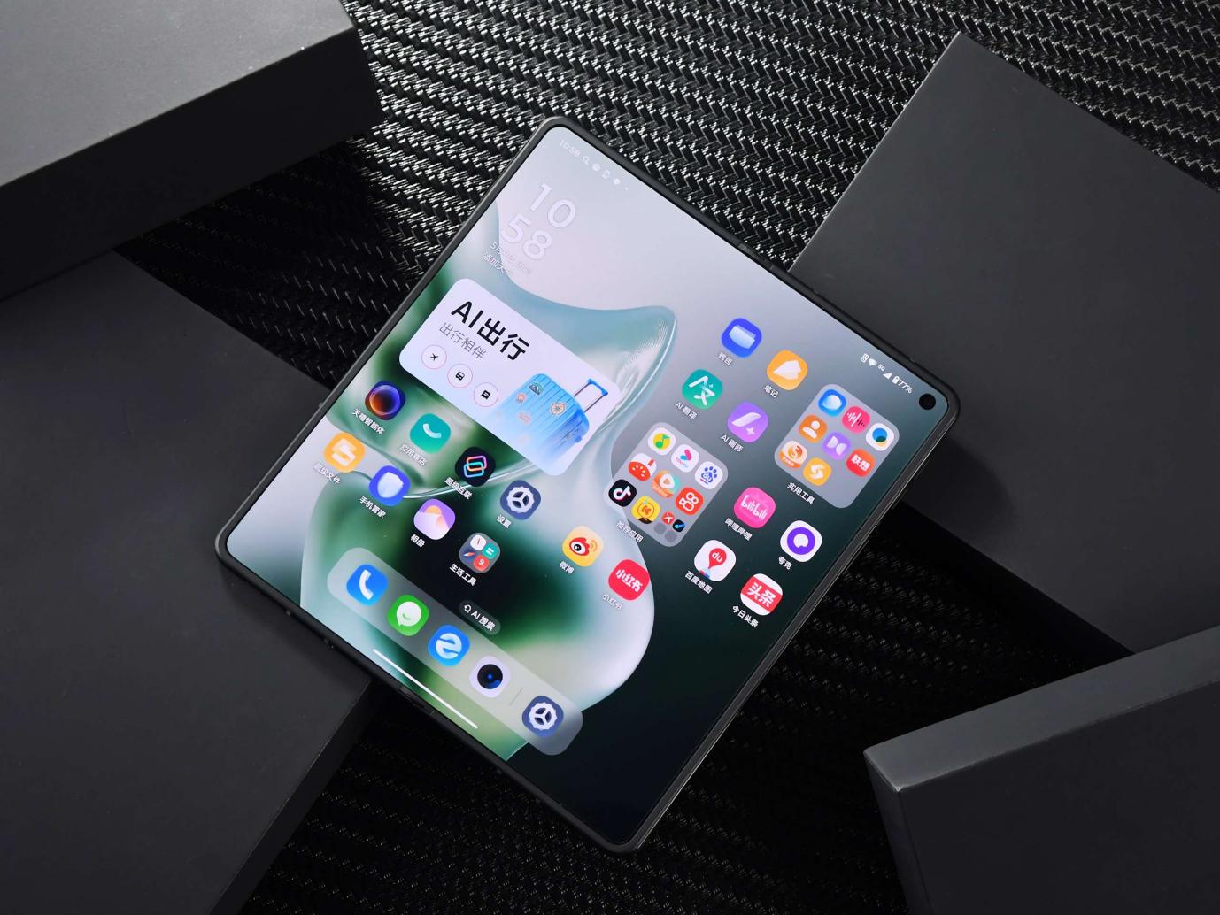 联想 moto razr fold 手机屏幕展示