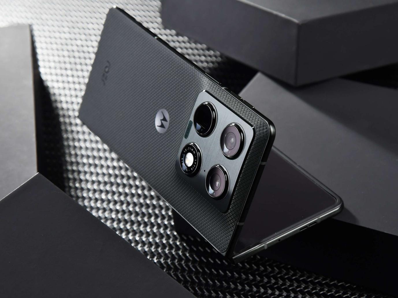 联想 moto razr fold 手机外观