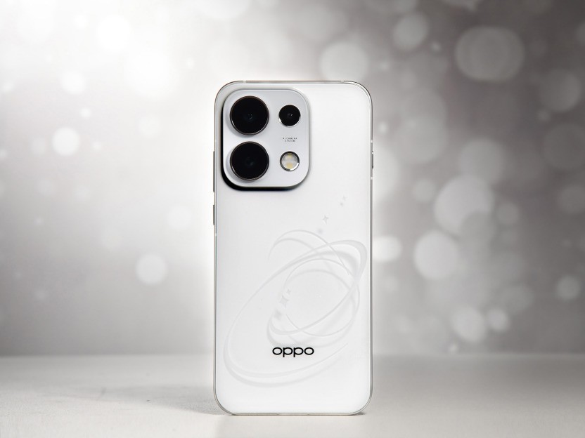 OPPO Reno16 Pro 轻薄机身