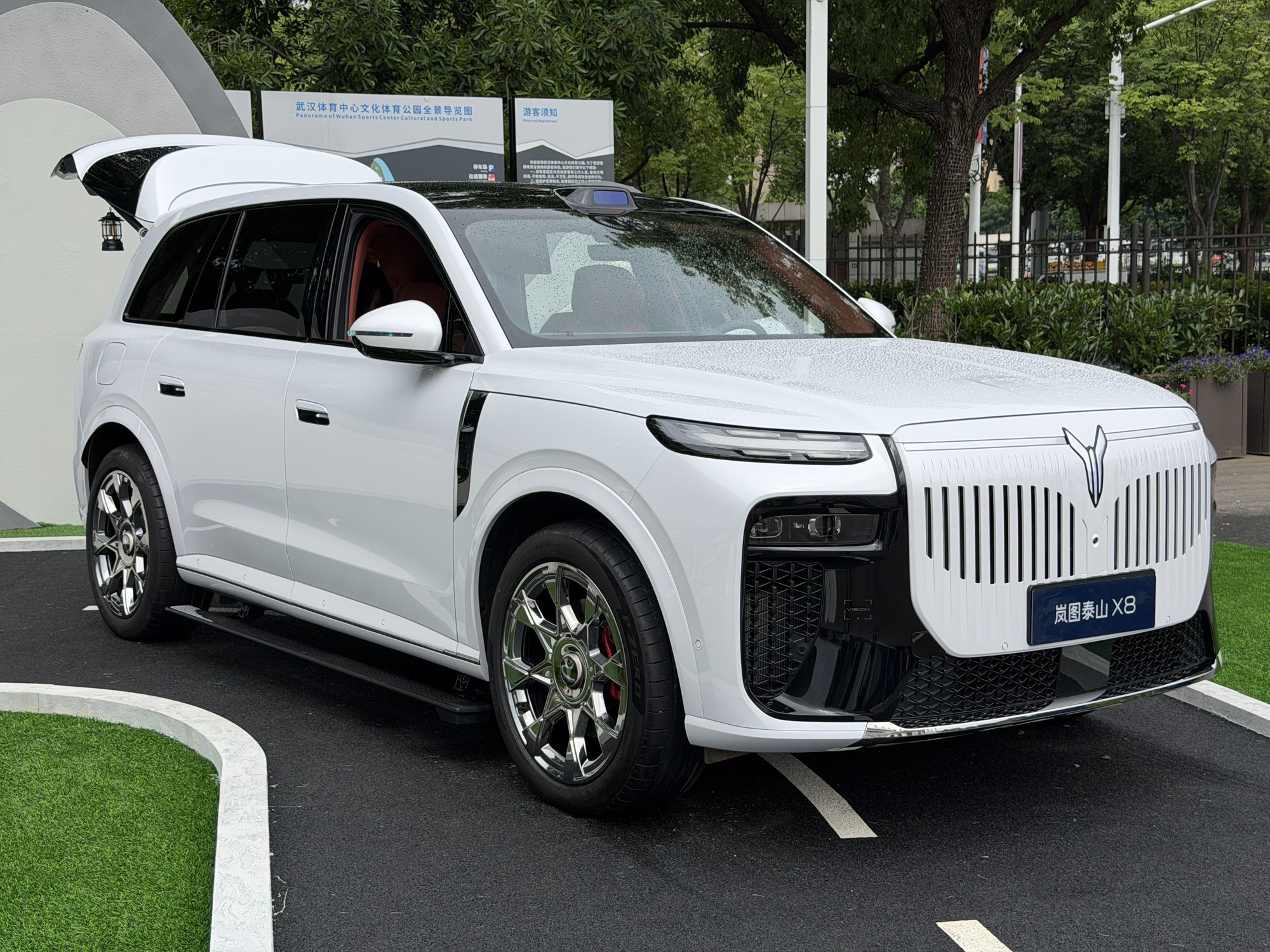 岚图泰山X8座椅