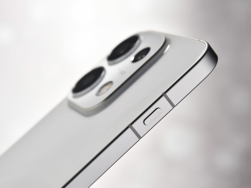 OPPO Reno16 Pro 侧面设计