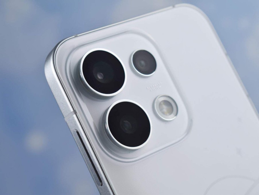 OPPO Reno16 侧边与握持