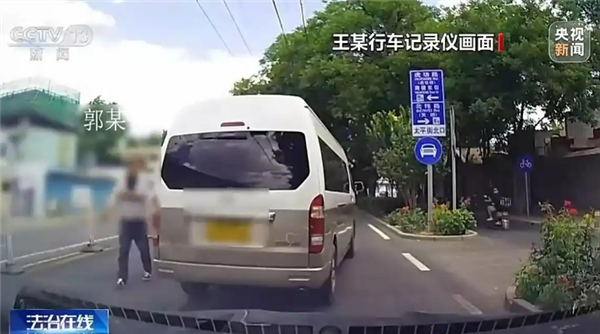 路怒症的代价！男子开斗气车连累家属受伤 法院判了：自作自受担全责