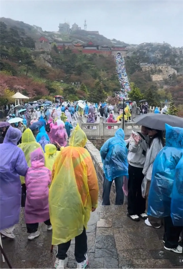 游客夜爬泰山突遇降雨大风 厕所挤满人