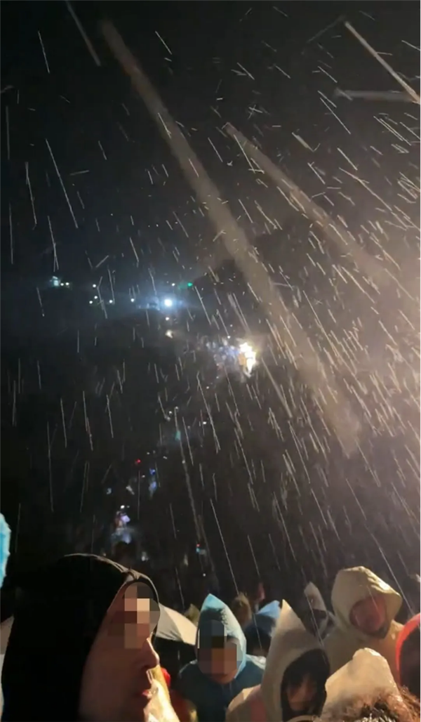 游客夜爬泰山突遇降雨大风 厕所挤满人