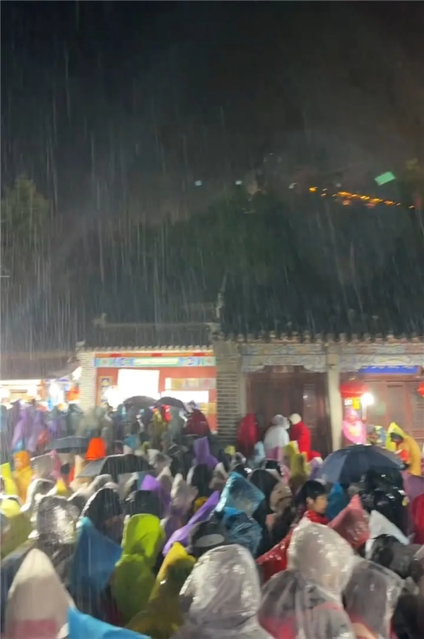 游客夜爬泰山突遇降雨大风 厕所挤满人