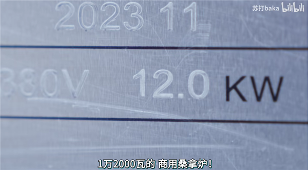 活人变手办！发烧友小姐姐造了台能住人的巨型电脑主机：12000W热量+空调散热